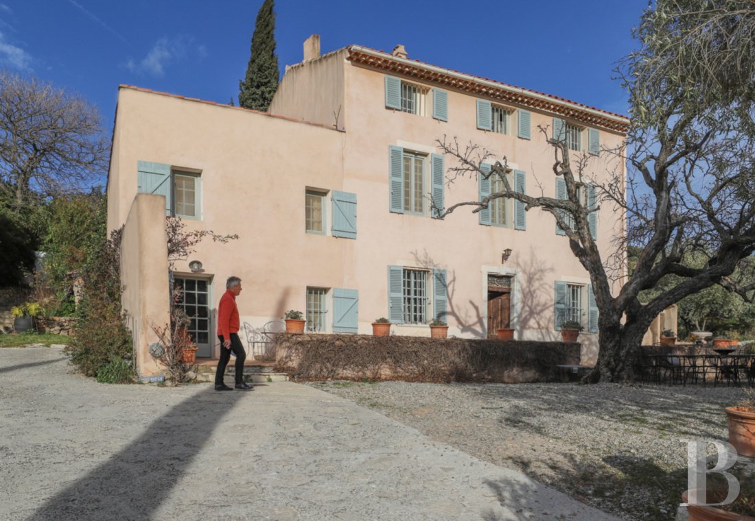 An 18th century bastide surrounded by vineyards and olive trees on the heights of Ollioules in the Var - photo  n°4